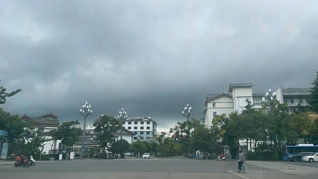 丽江暴雨最新消息，城市面临的挑战与应对策略