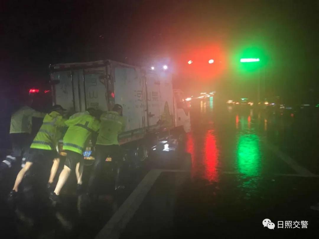 日照大雨最新消息，暴雨来袭，全城紧急应对